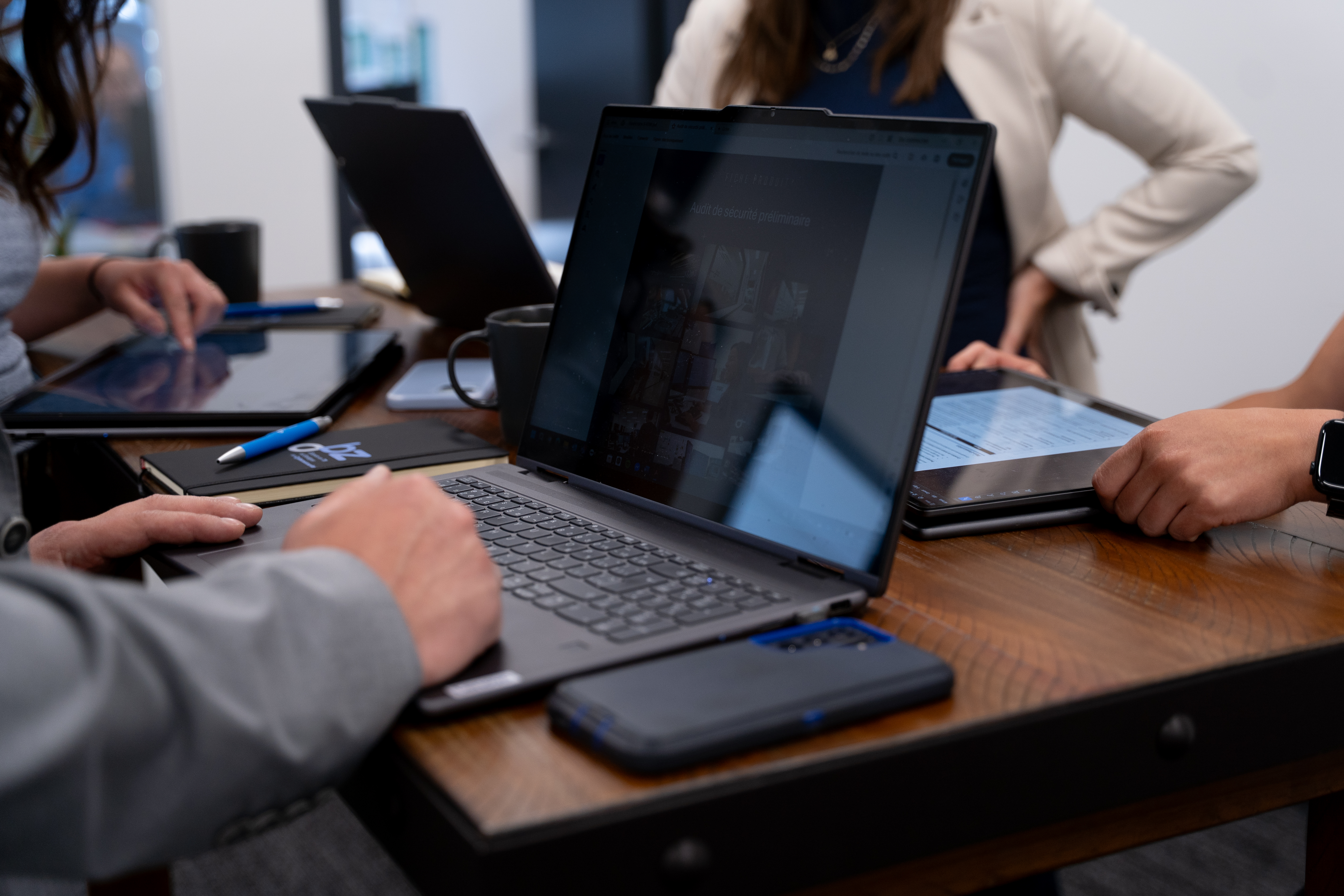 Travail d'analyse et de rapports